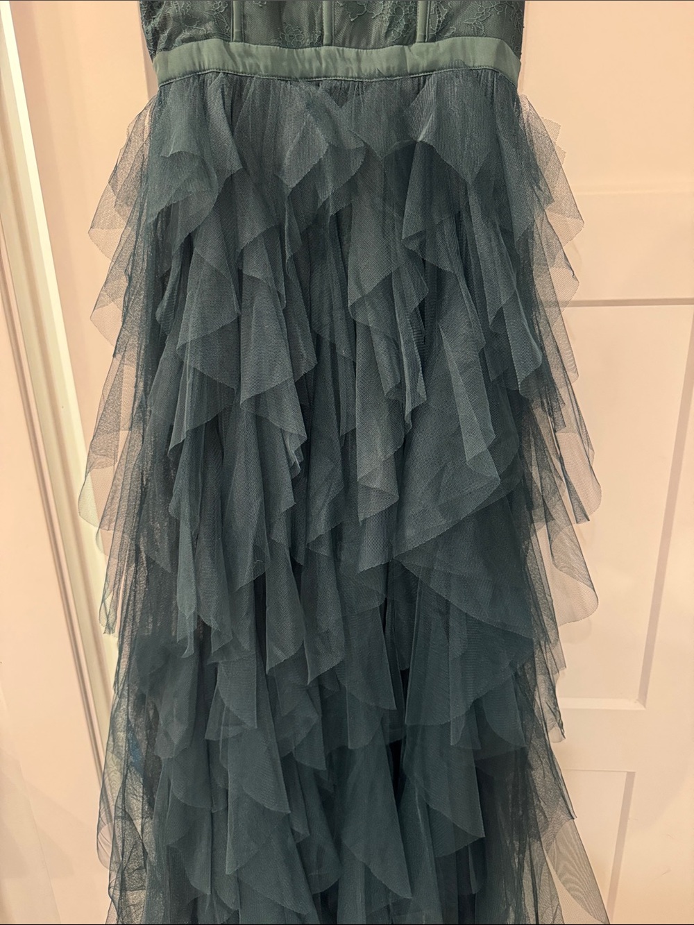 Beautiful gown with tulle skirt - Picture 3 of 4
